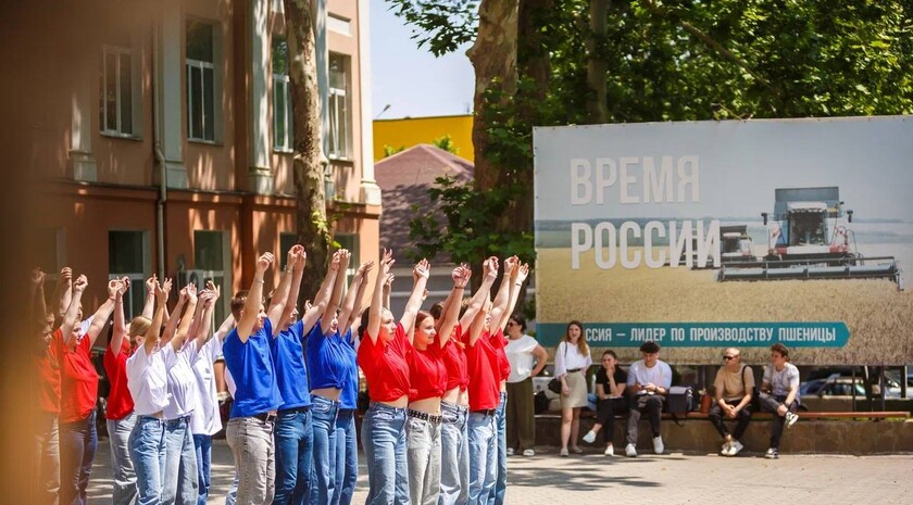 В Мелитополе прошел танцевальный флэшмоб ко Дню России